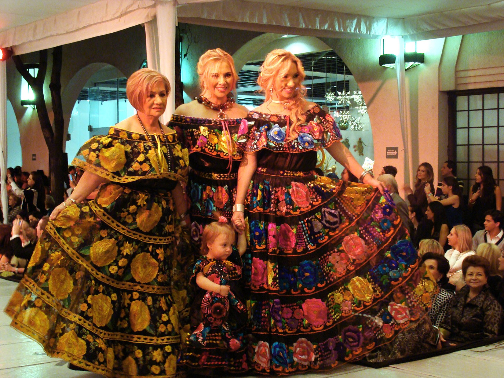 Sara Cohen de Chayet, Clara María Mena y Carlota Cohen con trajes típicos de Chiapas en el Desfile de 3 generaciones. (Foto: AmigosMAP).