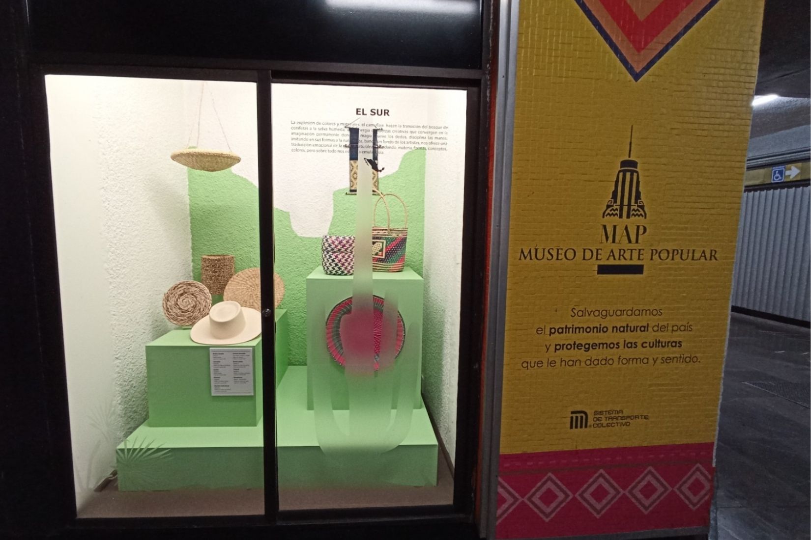 Vitrinas con piezas de arte popular en Metro Juárez. (Foto: AmigosMAP).