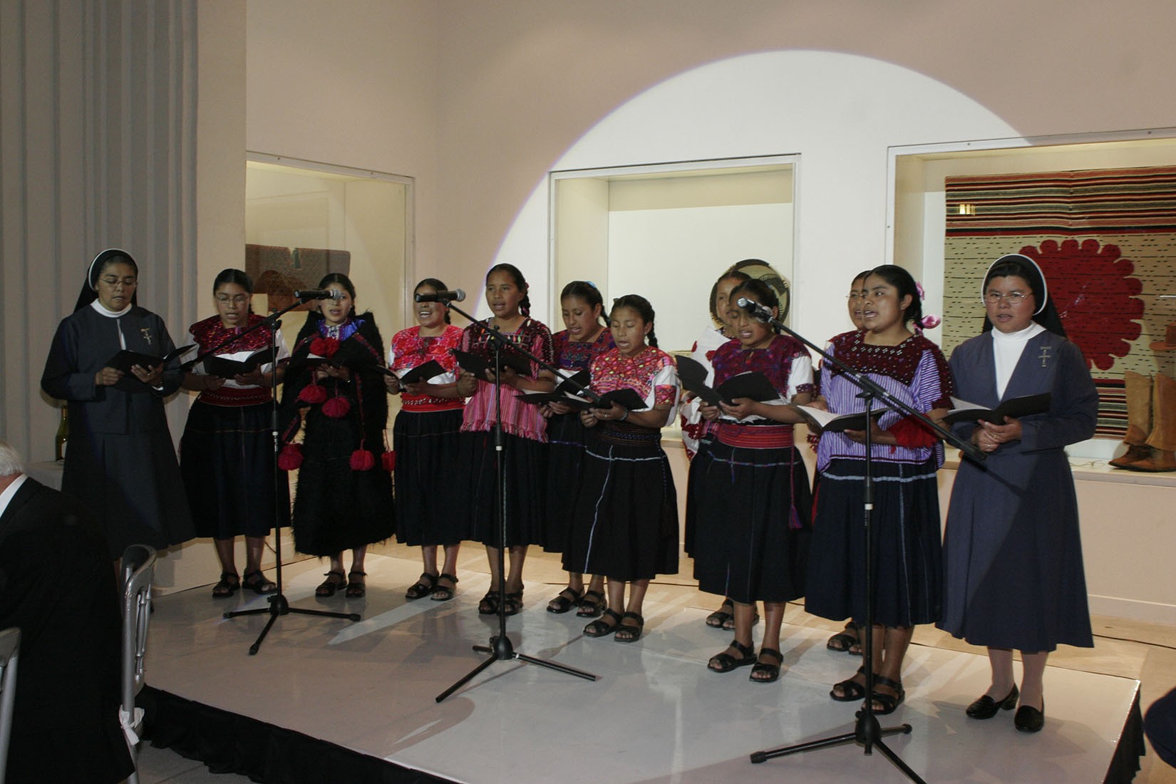 Presentación de coro de niñas  de San Cristóbal de las Casas, en la inauguración del Museo de Arte Popular. (Foto: AmigosMAP).