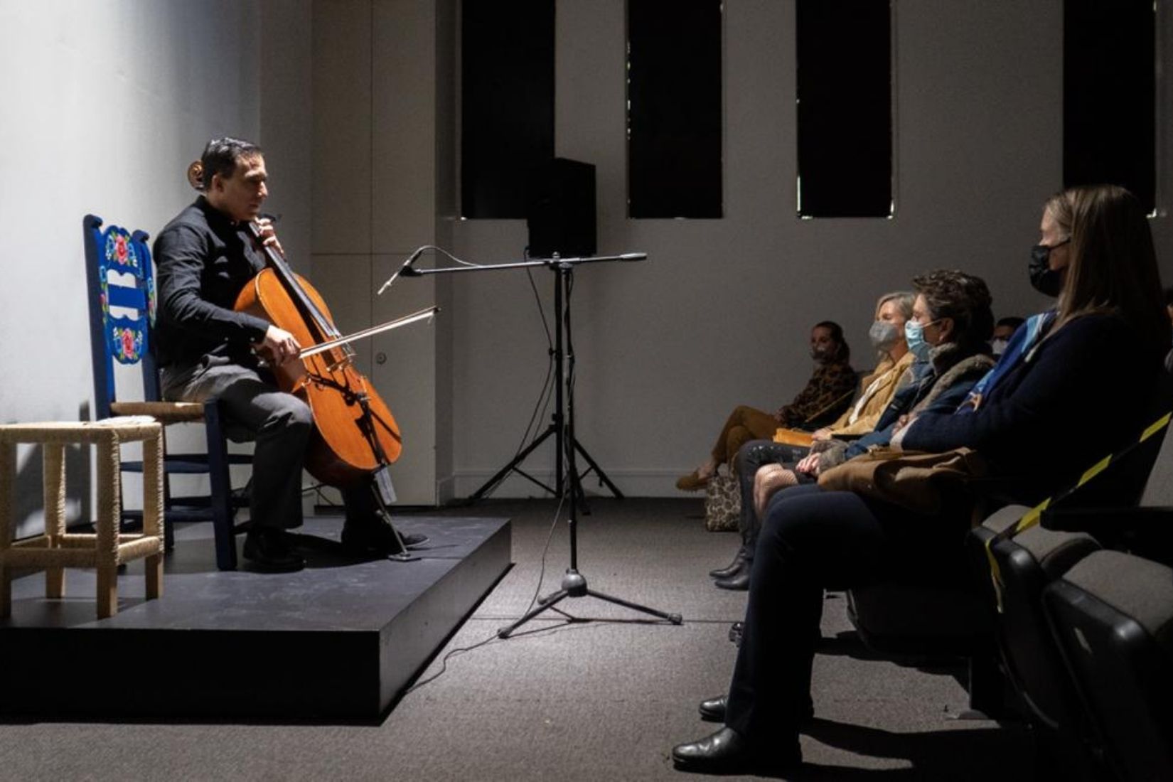 Rodrigo Díaz, tocando el chelo en el auditorio del MAP en Experiencias Sensoriales. (Foto: Blok).