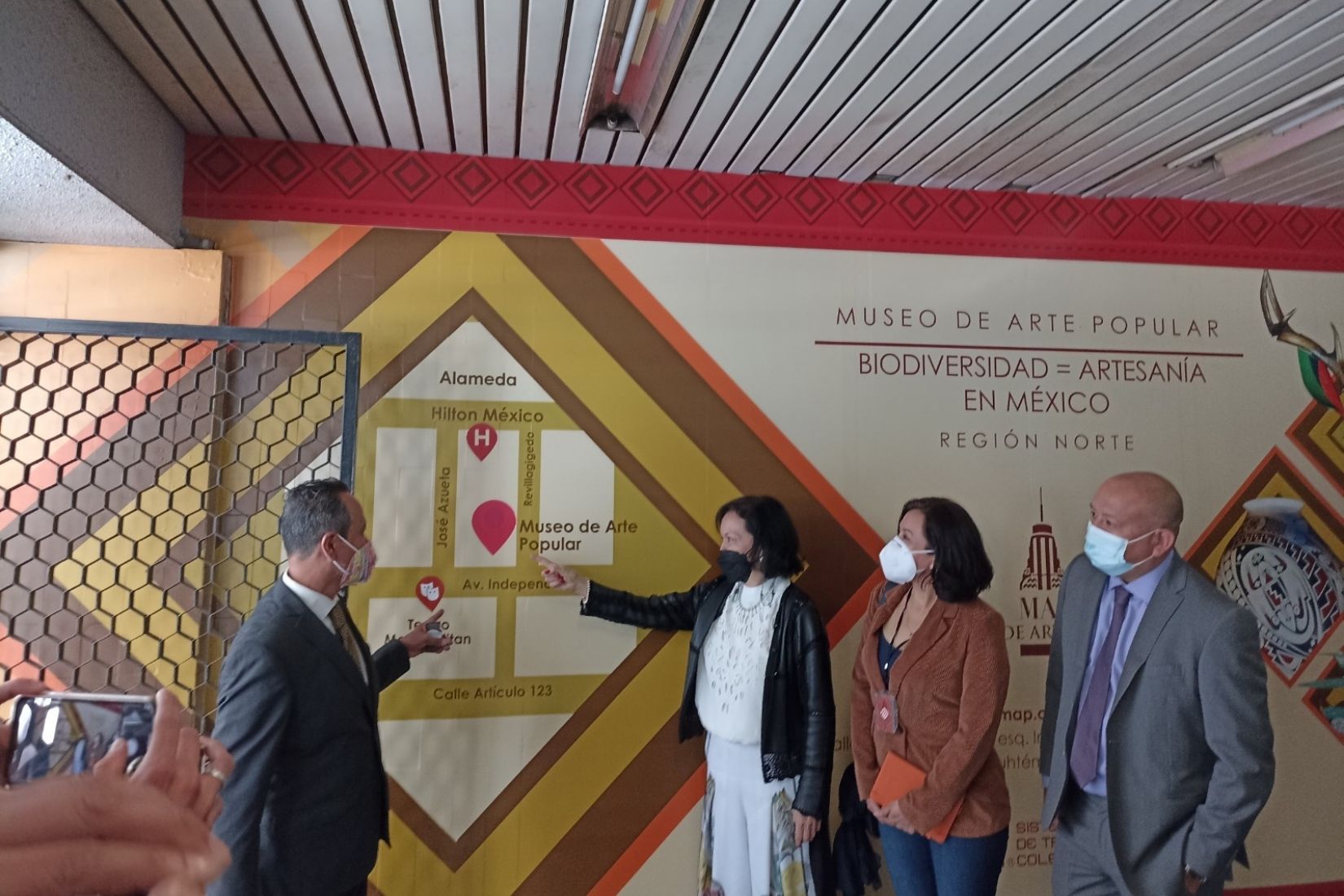Jaime López Vela y Cecilia Moctezuma en Metro Juárez. (Foto: AmigosMAP).