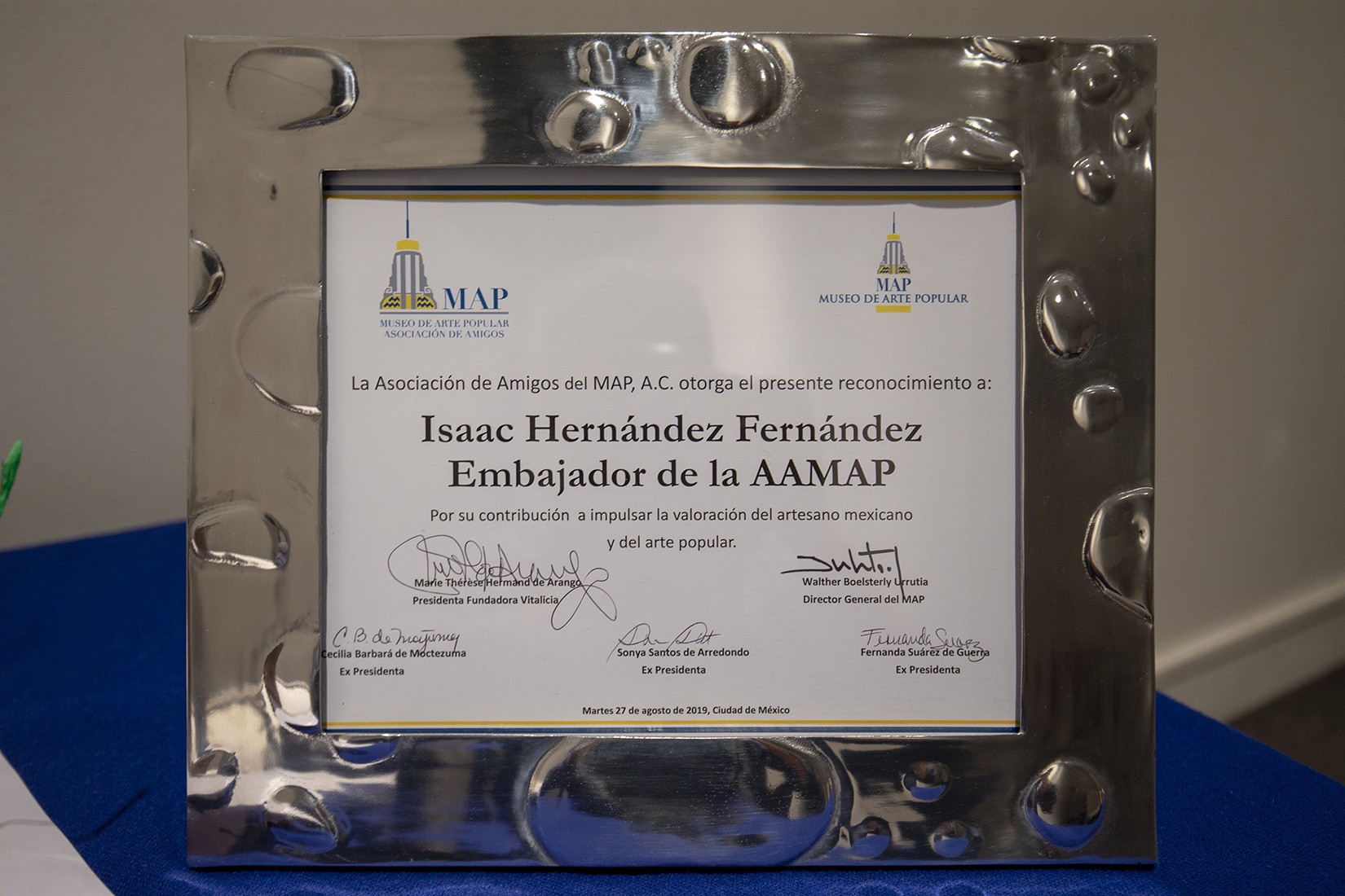 Reconocimiento a Isaac Hernández como Embajador de la Asociación de AmigosMAP. (Foto: RSVP).