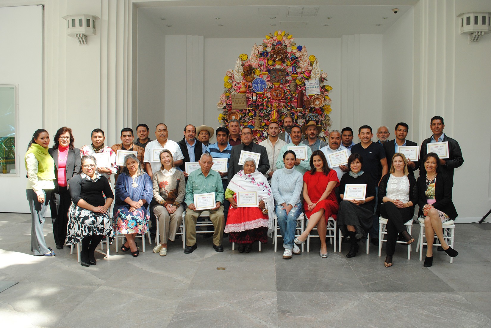 Fotografía grupal de artesanos asistentes a desayuno con el patronato de AmigosMAP en el Museo de Arte Popular en celebración de su décimo aniversario. (Foto: AmigosMAP).