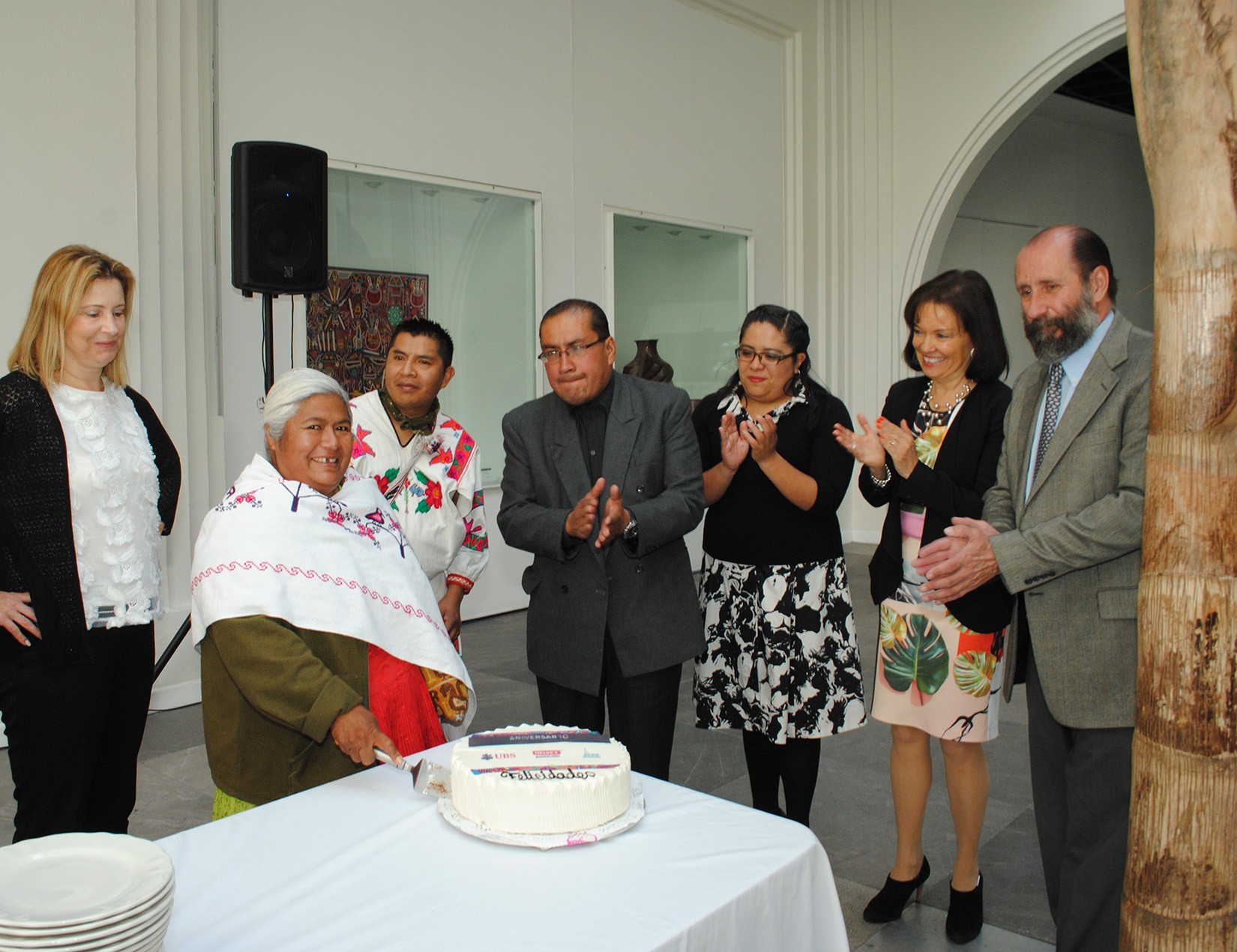 Artesanos partiendo el pastel en celebración del décimo aniversario del MAP para desayuno del patronato con artesanos. (Foto: AmigosMAP).