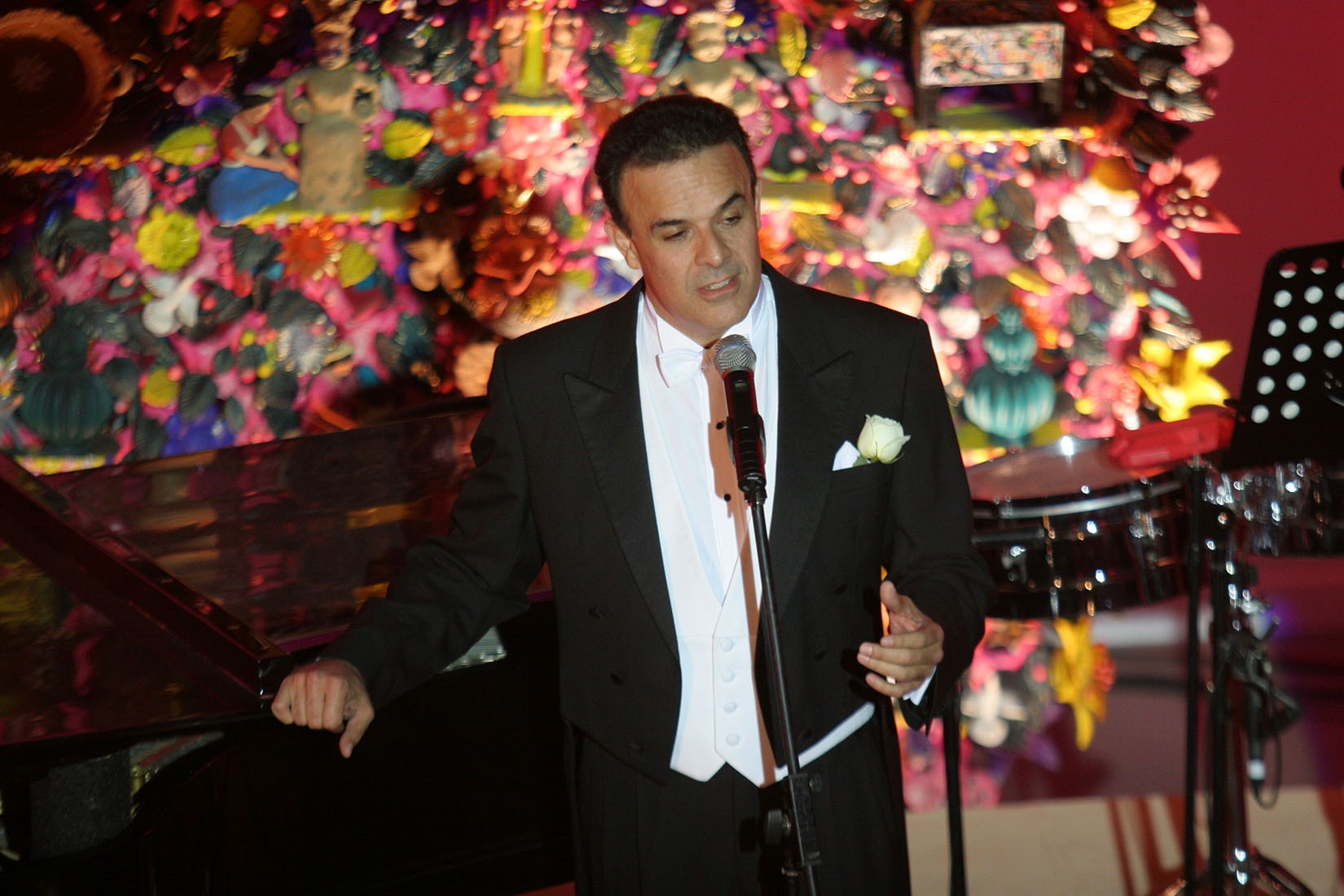 Fernando de la Mora cantando en la cena Oetker Hotel Collection en el Museo de Arte Popular. (Foto: AmigosMAP).