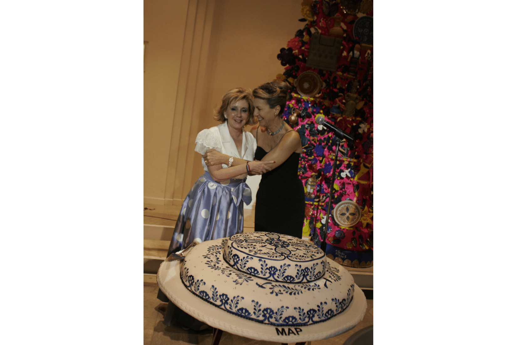 Marie Thérèse Hermand de Arango y Doris Beckmann con pastel en la inauguración del MAP. (Foto: AmigosMAP).