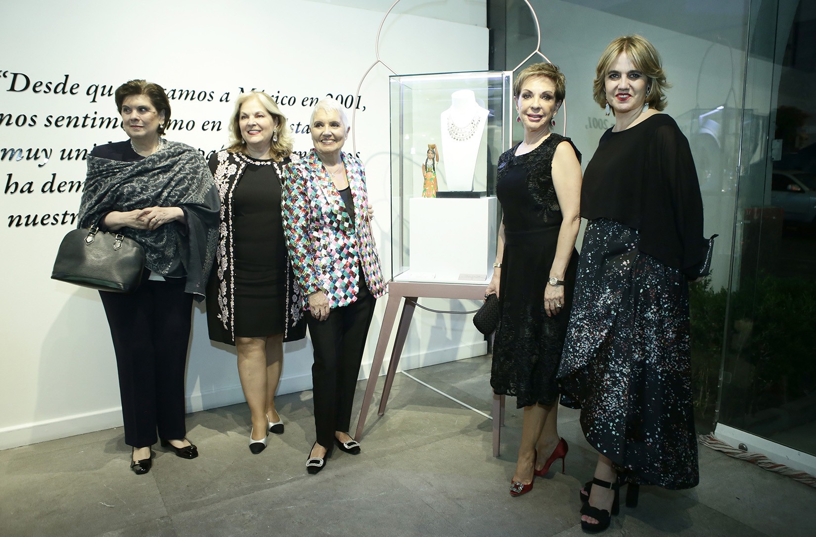 Sari Bermúdez, Liliana Melo de Sada, Rosa Oriol de Tous, Marta Sahagún y Rosa Tous en cena TOUS en el Museo de Arte Popular. (Foto: RSVP).