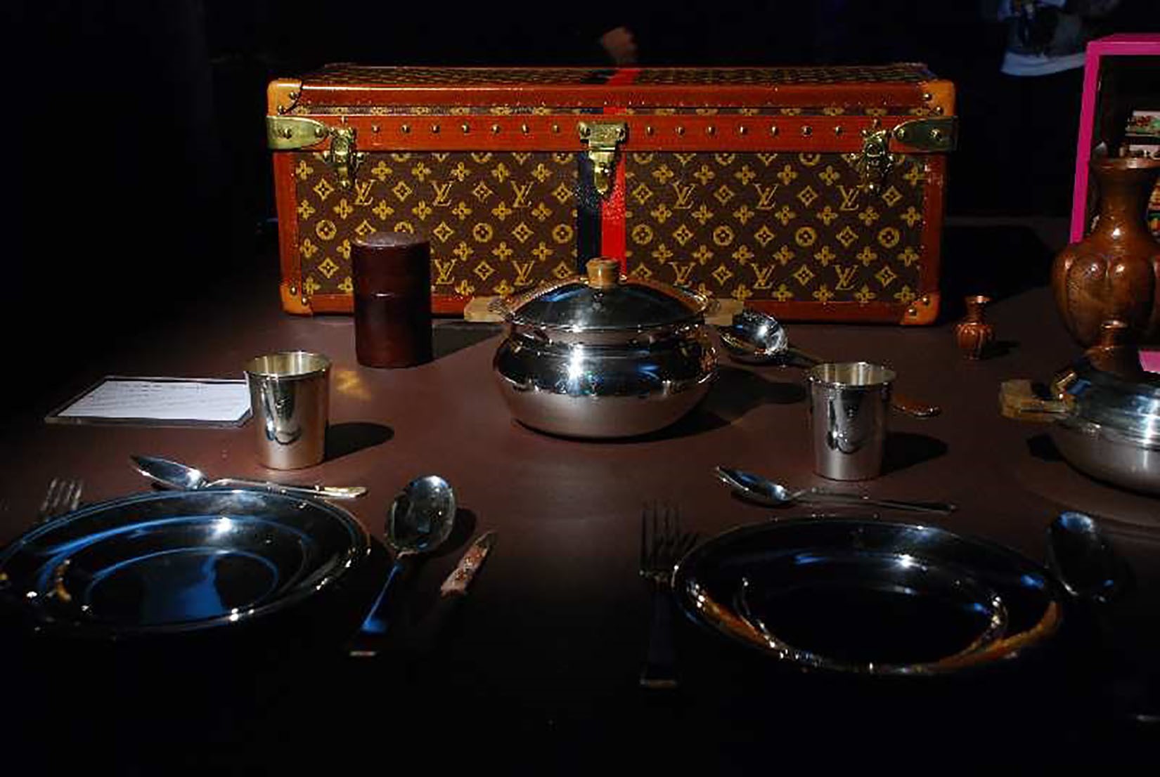 Decoración de mesas con piezas de arte popular en la cena Louis Vuitton en el Museo de Arte Popular. (Foto: AmigosMAP).
