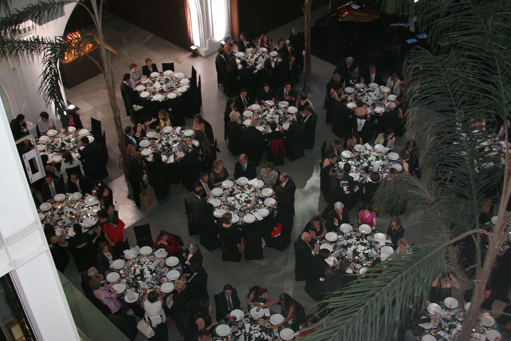 Montaje de la cena Louis Vuitton en el Museo de Arte Popular. (Foto: AmigosMAP).