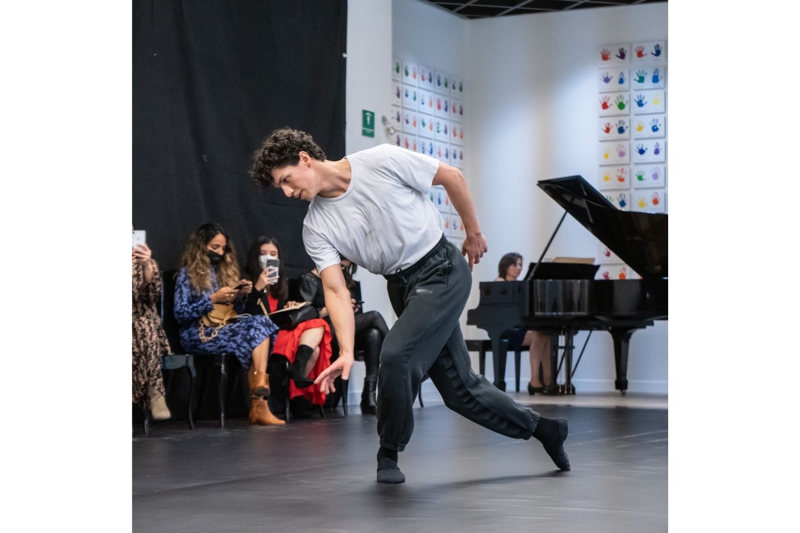 Isaac Hernández bailando en en el sentido de la vista en  Experiencias Sensoriales. (Foto: Blok Studio).
