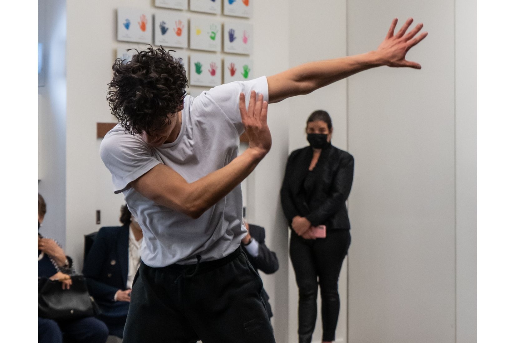 Isaac Hernández bailando en  en el sentido de la vista en Experiencias Sensoriales. (Foto: Blok).