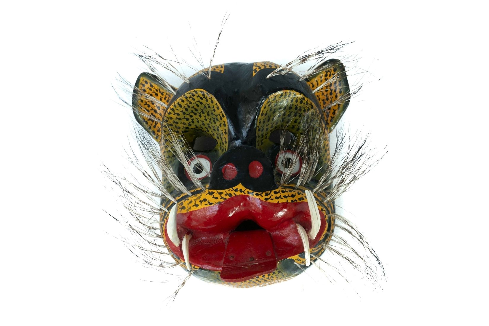 Máscara de tigre de madera policromada. Artesano y procedencia desconocidos. Col. Part. (Foto: Estudio Kristina Velfu, EKV).