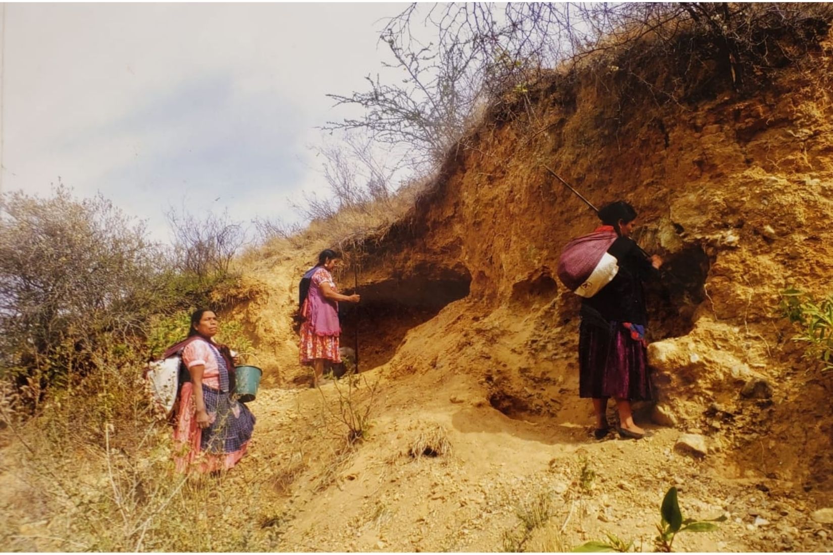 Mujeres del barro rojo recolectando el barro en la mina. San Marcos Tlapazola, Oax.
