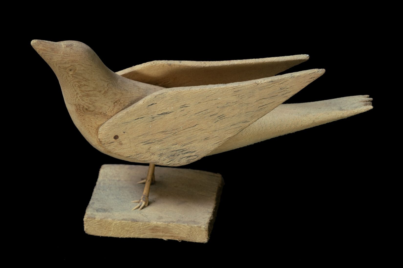 Pájaro de madera tallada. Artesano y procedencia desconocidos. Col. Populart. (Foto: EKV).