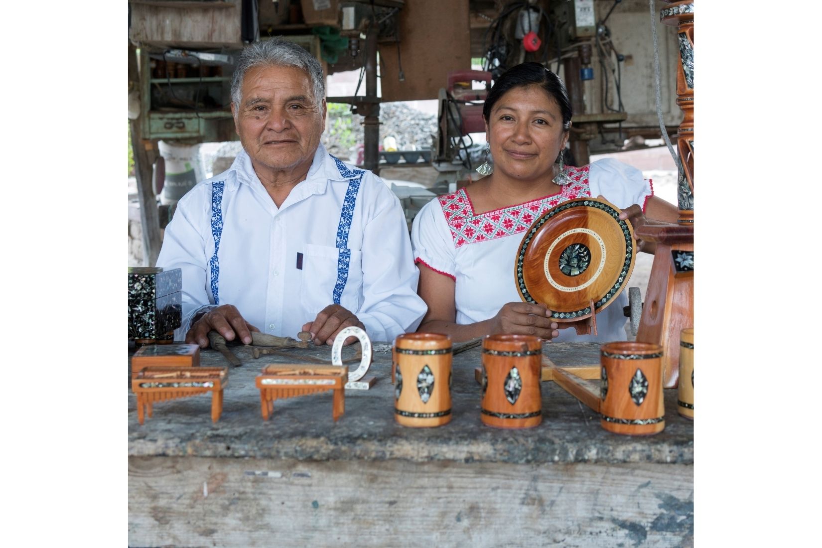 Pedro Pedraza, artesano de incrustación de concha en madera. El Nith, Ixmiquilpan, Hgo. (Foto: Fomento Cultural Banamex).