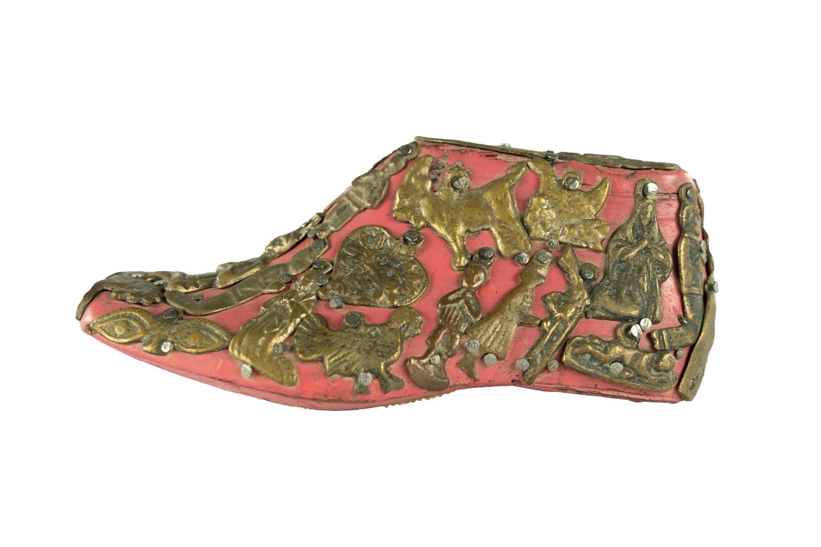 Horma de zapato tallada en madera con aplicaciones de metal. Artesano y procedencia desconocidos. Col. Yoje Tapuach. (Foto: EKV).