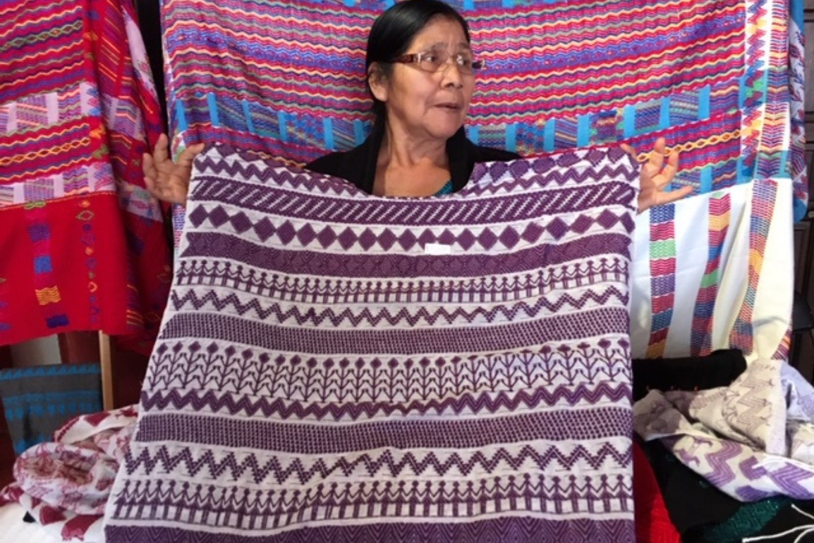 Carmen Vázquez, artesana tzotzil de textiles en telar de cintura. Chiapas. (Foto: Tienda del MAP).