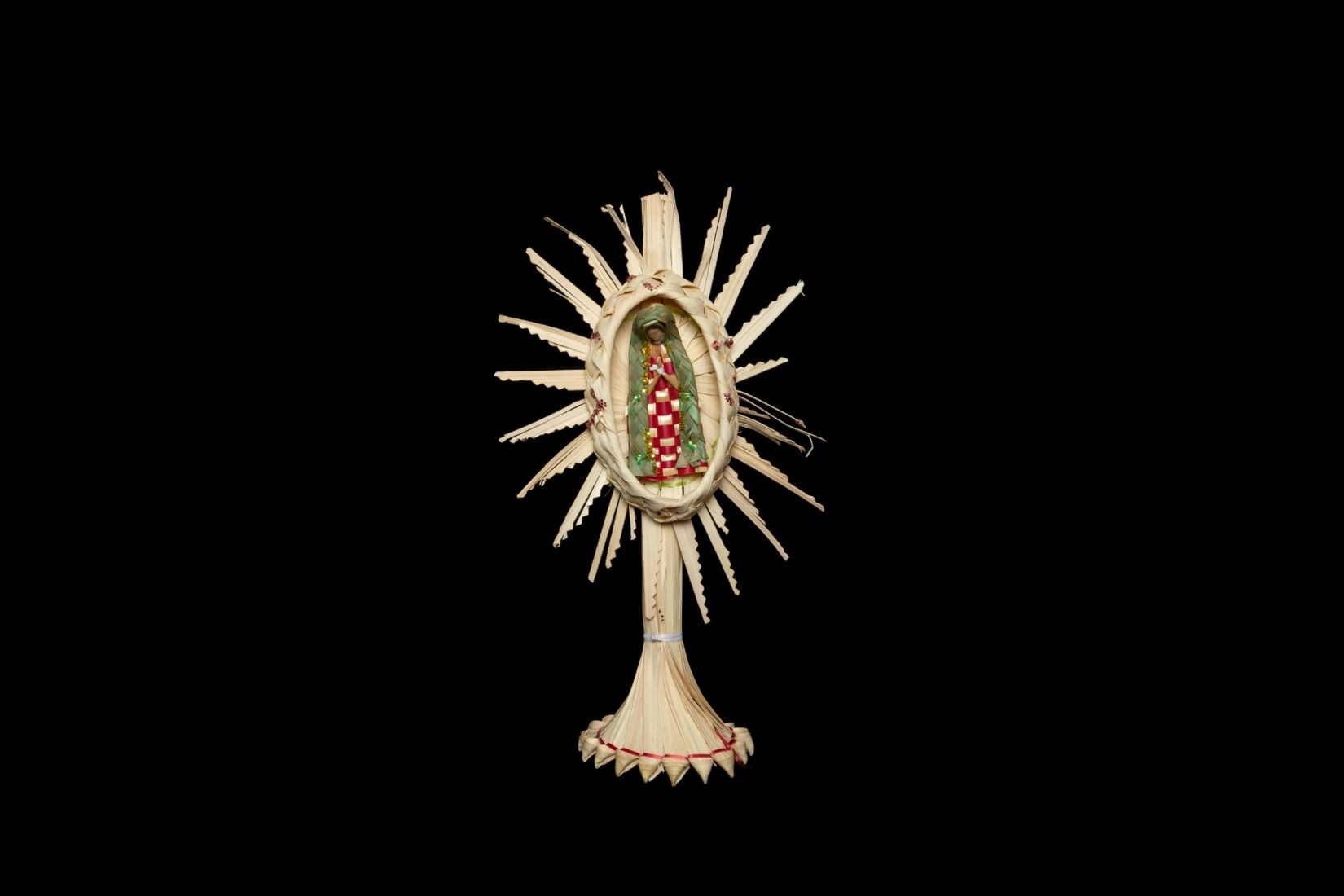 Vírgen de Guadalupe de palma tejida y teñida. Artesano y procedencia desconocidos. Col. Marie Thérèse Hermand de Arango. (Foto: EKV).