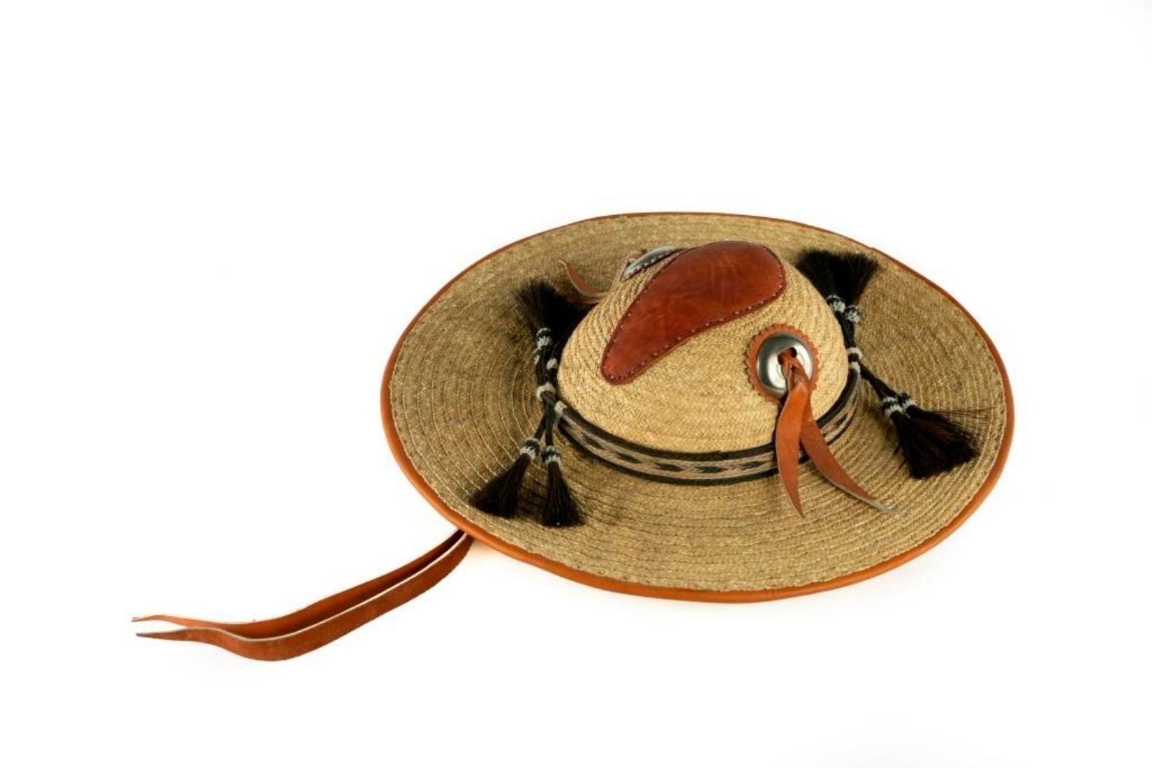 Sombrero cora de palma tejida con piel y crin de caballo. Artesano desconocido. Nayarit. Col. Populart. (Foto: EKV).