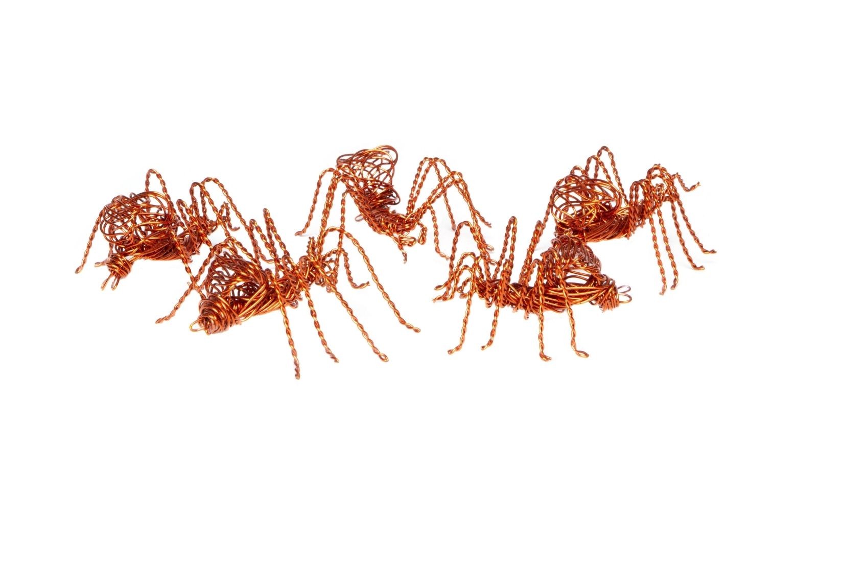 Arañas de alambre de cobre doblado, recortado y engarzado. Artesano Germán Batalla. CDMX. Col. MAP. (Foto: EKV).