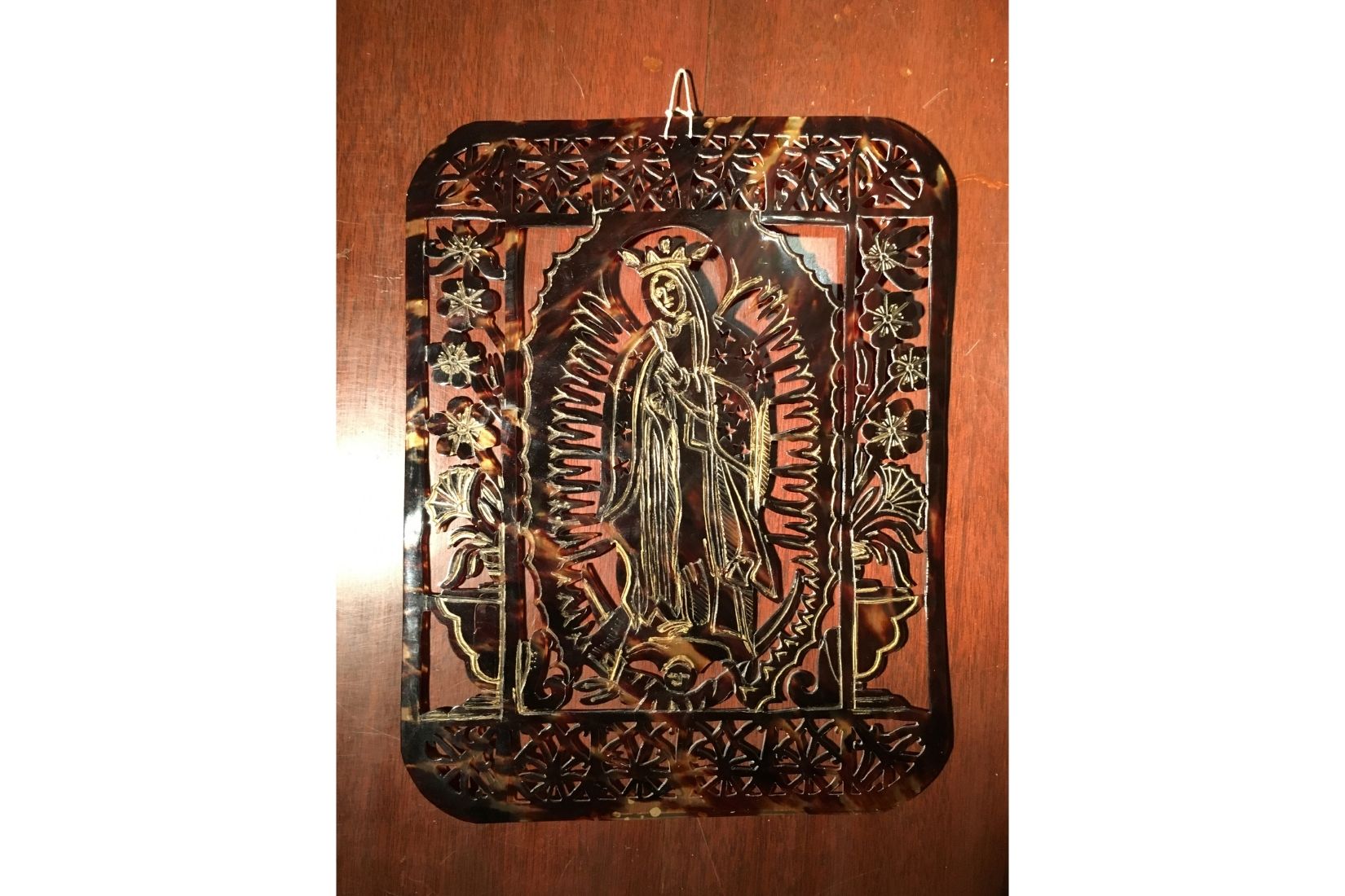 Virgen de Guadalupe en filigrana de cuerno de toro calado. Artesano desconocido. Campeche. Col. Francisco Pérez de Salazar.