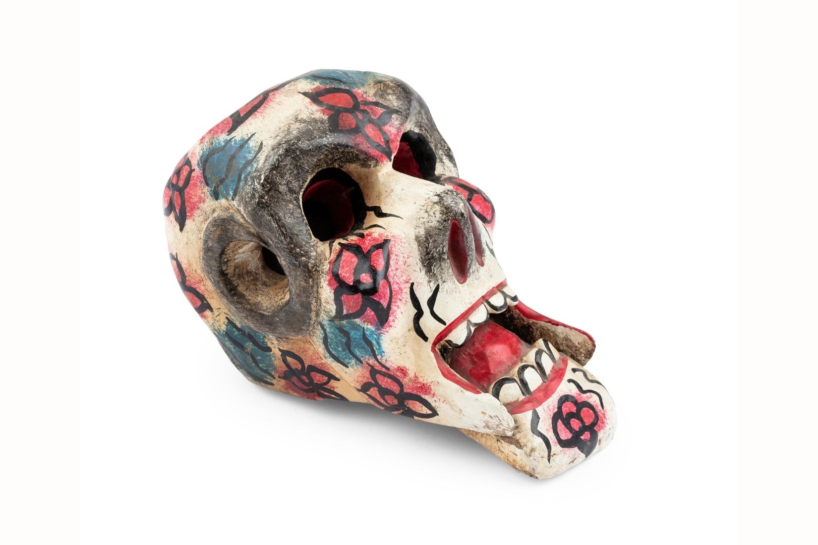 Cráneo de madera tallada y policromada. Artesano desconocido. CDMX. Col. Miguel Abruch. (Foto: GLR Estudio).