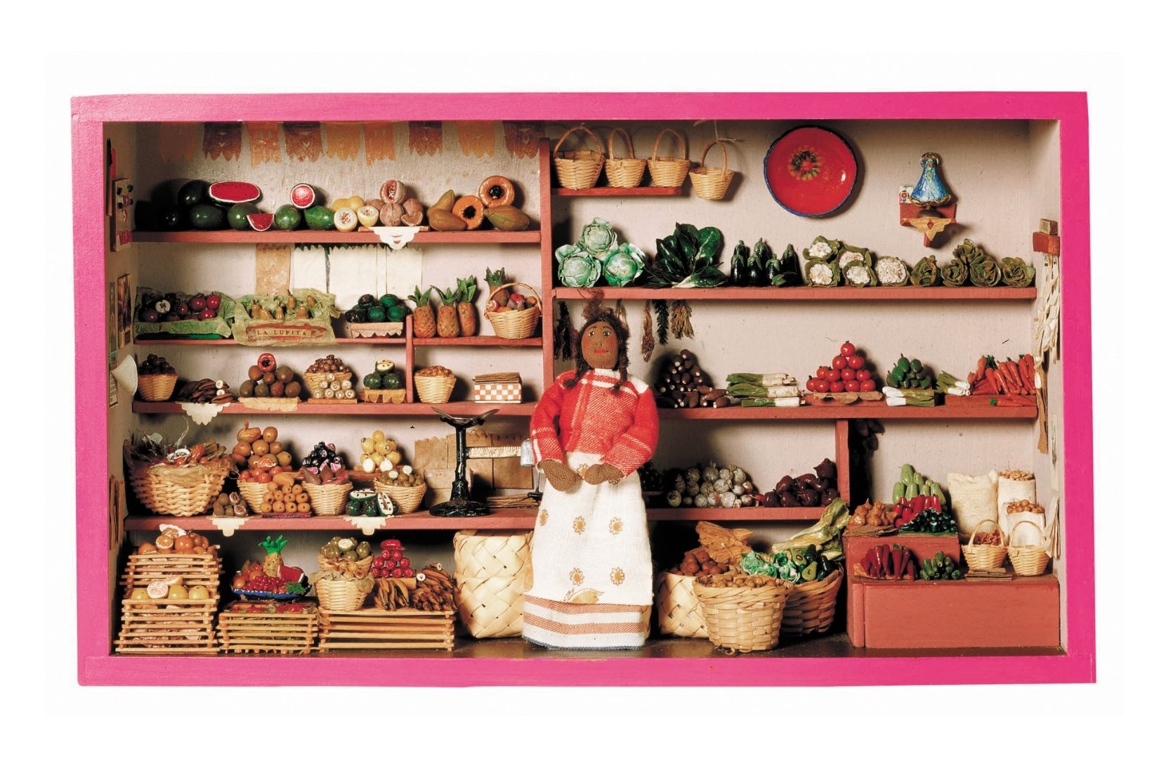 Tienda de frutas y verduras, de madera y cartón. Artesana Guadalupe Rocha. Jocotitlán, EdoMex. 1990. Col. Part. (Foto: Nicola Lorusso).