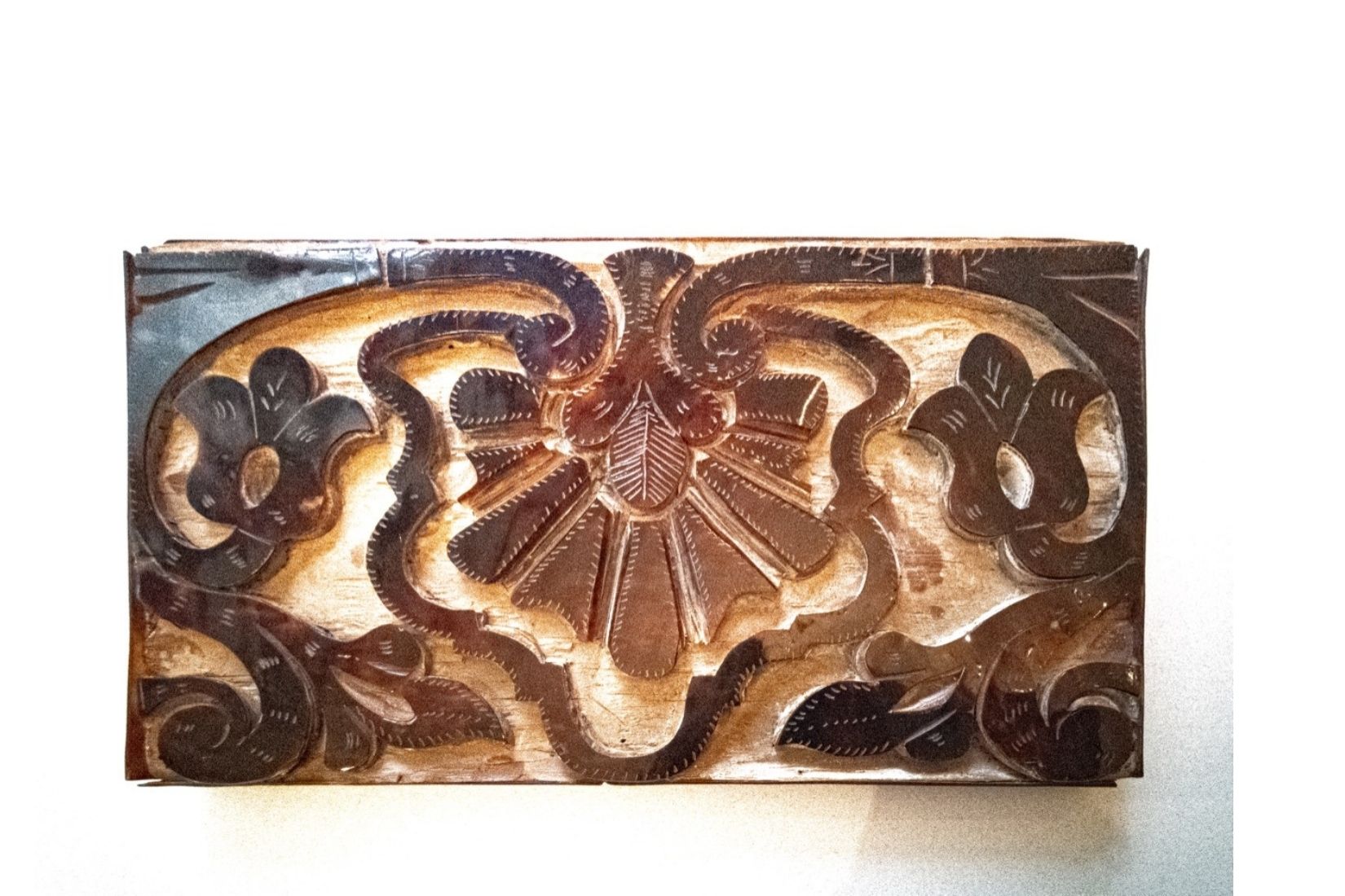 Interior de caja antigua de madera con incrustación de cuerno. Artesano desconocido. Veracruz. Col. Marie Thérèse Hermand de Arango. (Foto: Patricia Suárez).