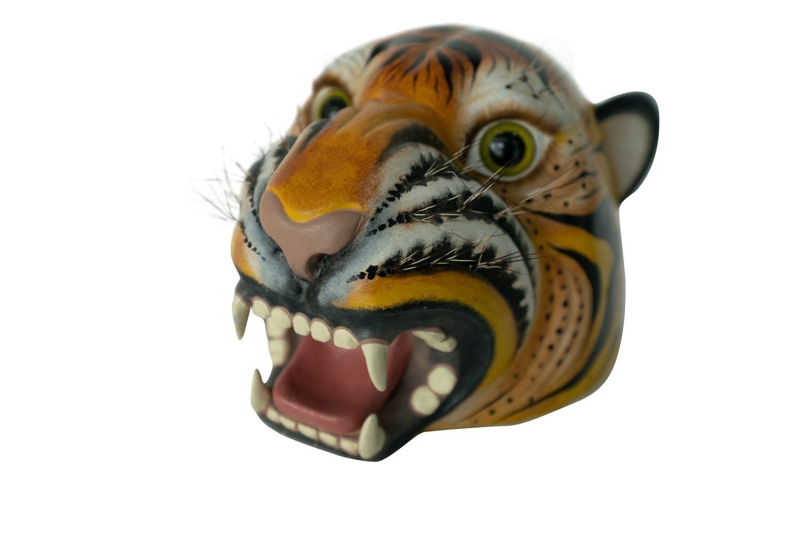 Máscara de tigre, madera de cedro tallada y policromada. Artesano Aristo Díaz Vázquez. Suchiapa, Chis. Col. Part. (Foto: EKV).