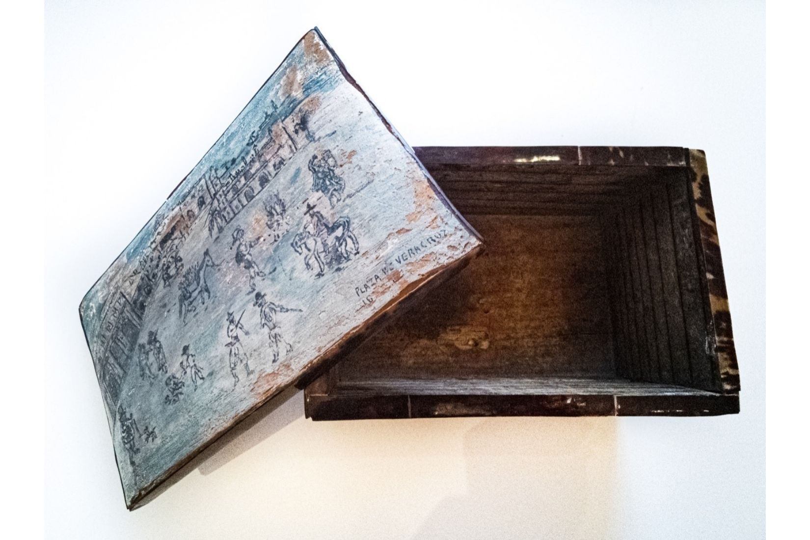 Caja de madera policromada. Artesano desconocido. Veracruz. Col. Marie Thérèse Hermand de Arango. (Foto: Patricia Suárez).