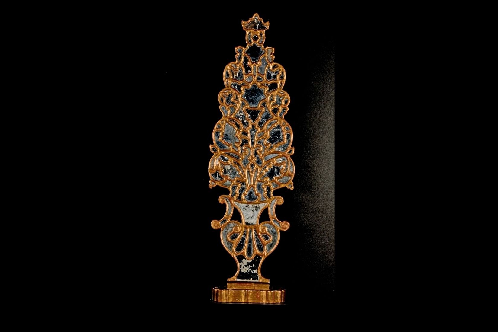 Ramillete de madera dorada recubierta de espejos. Artesano y procedencia desconocidos. S. XVIII. Col. Museo Franz Mayer. (Foto: Carlos Contreras de Oteyza).