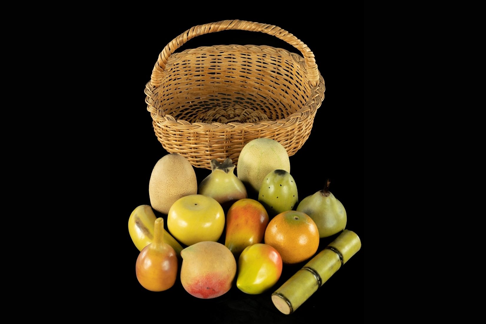 Frutas de madera laqueadas y policromadas. Artesano desconocido. Uruapan, Mich. Col. María Teresa Pomar. (Foto: EKV).