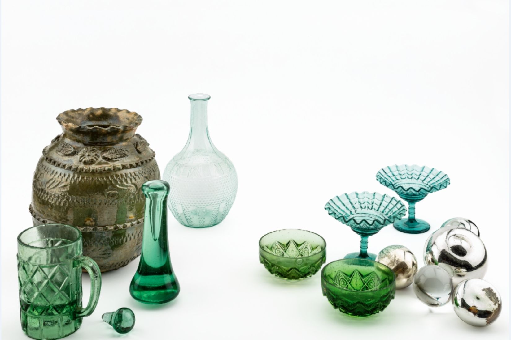Conjunto de vasos, copas y jarras de vidrio. Diversos artesanos y procedencias. (Foto: Humberto Tachiquín "Tachi").