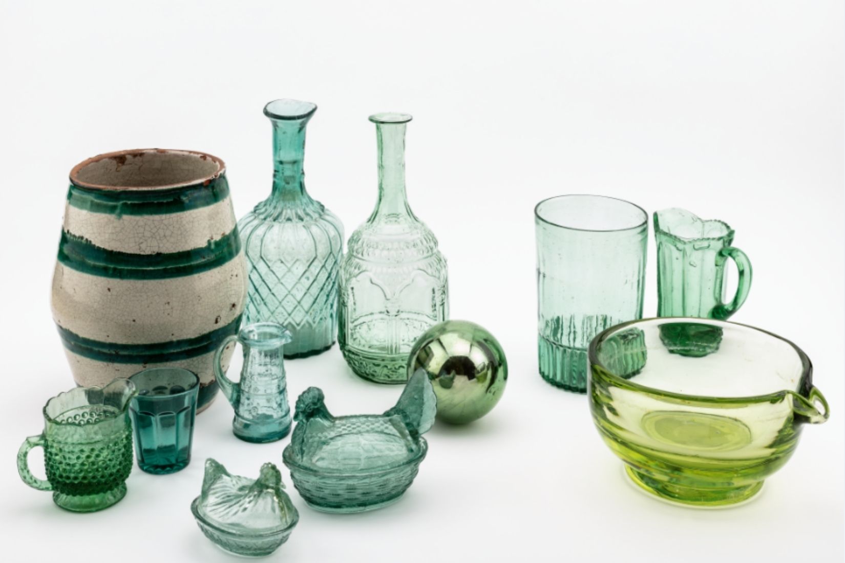 Conjunto de vasos, copas y jarras de vidrio. Diversos artesanos y procedencias. (Foto: Tachi).