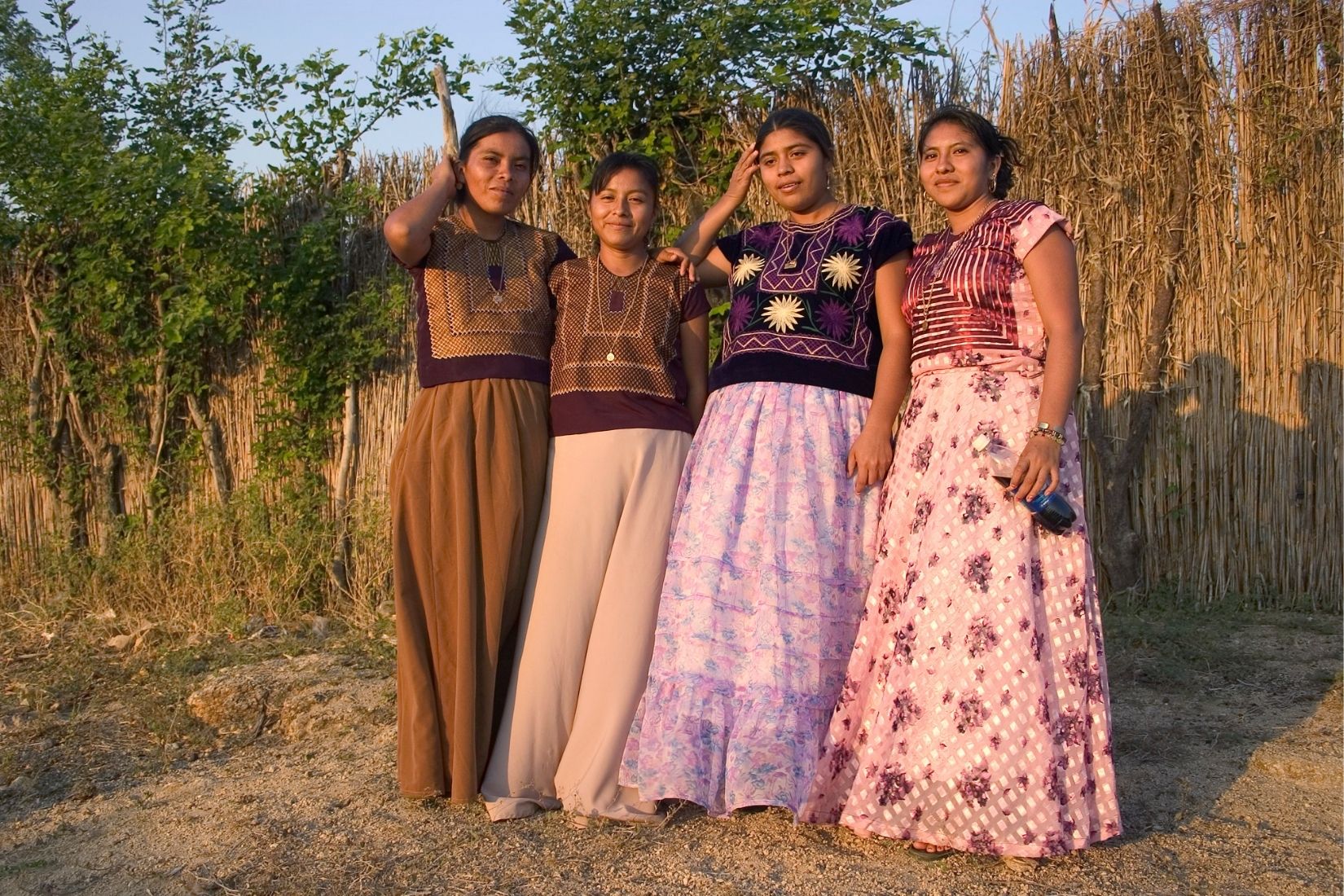 Mujeres ikoots de Huazantlán del Río, Mateo del Mar, Oax. D.R. Miguel Bracho, 2006, Fototeca Nacho López, INPI.