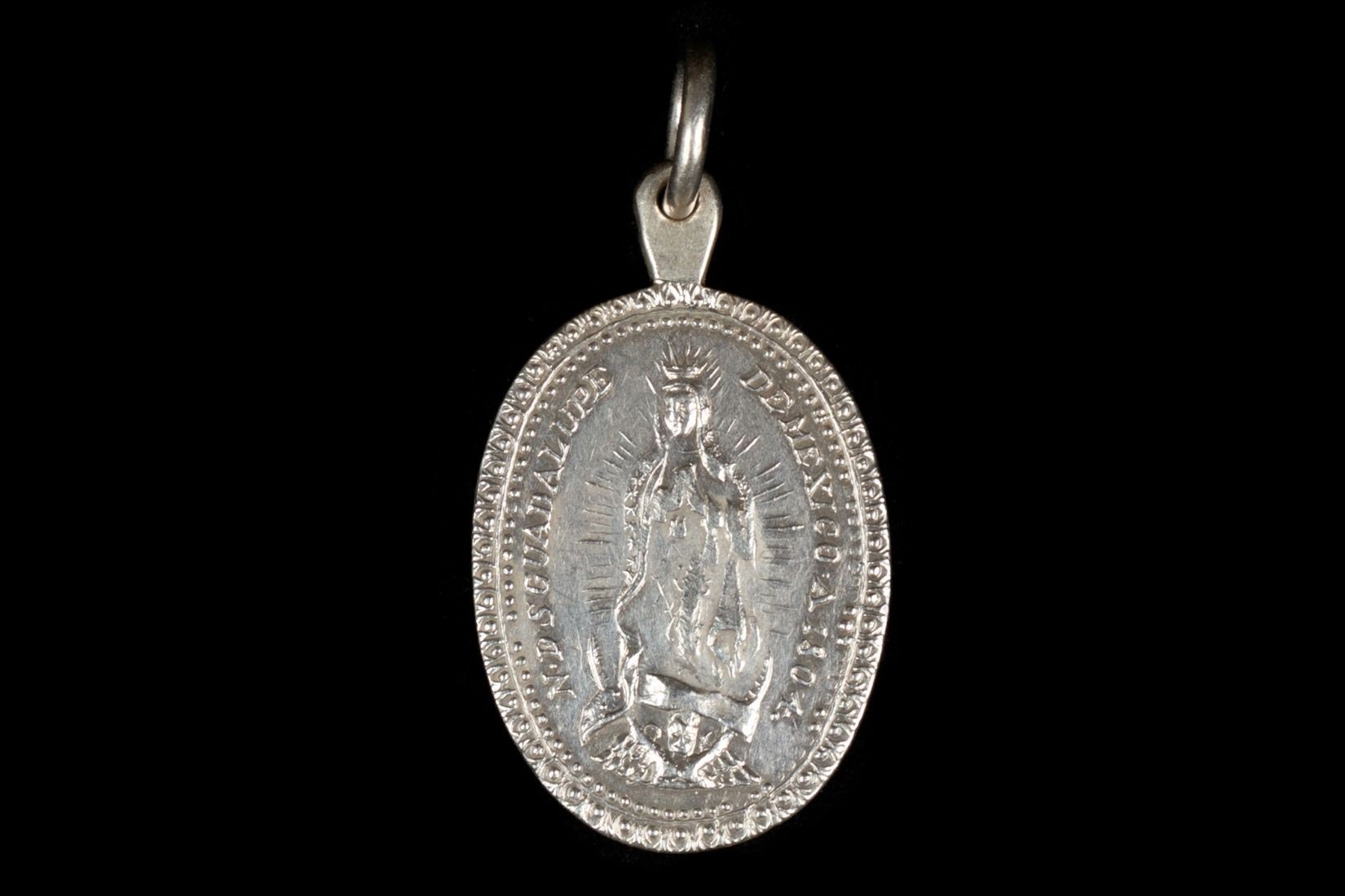 Medalla de plata. Virgen de Guadalupe. Artesano y procedencia desconocidos. 1804. Col.Marie Thérèse Hermand de Arango. (Foto: Estudio Kristina Velfu, EKV).