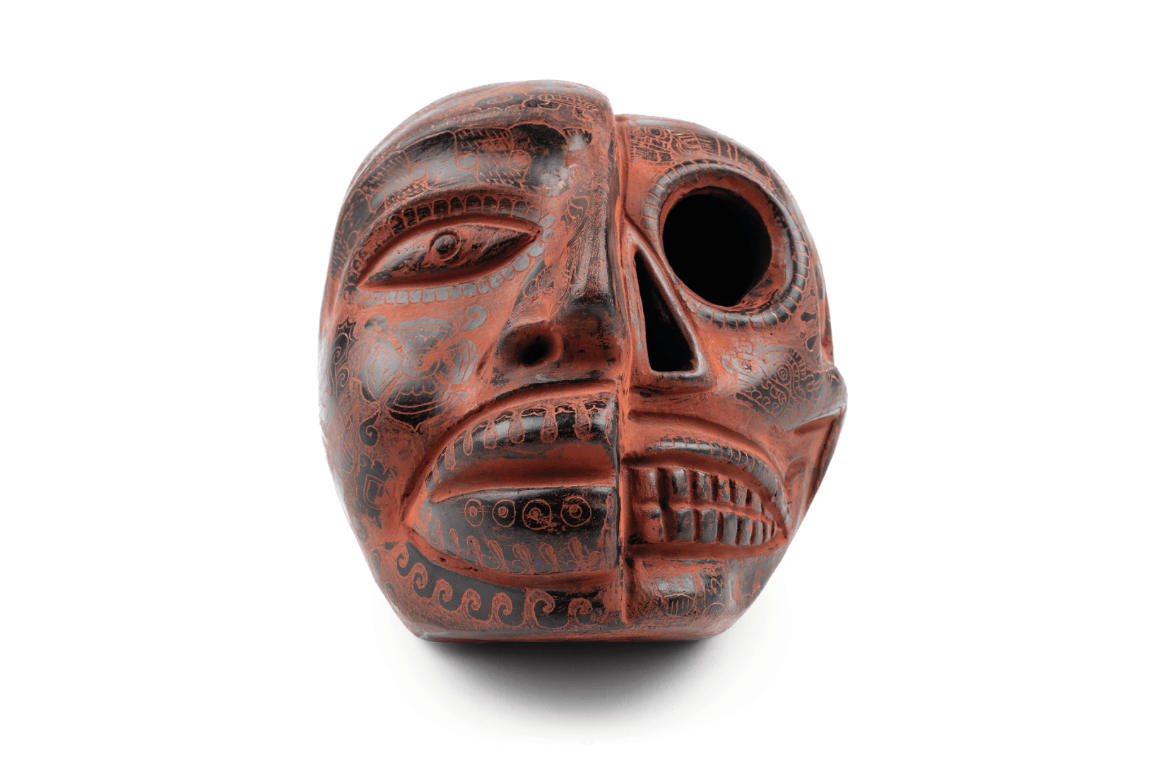 Cráneo de vida/muerte, de inspiración prehispánica. Barro esgrafiado. CDMX. Col. Miguel Abruch. (Foto: GLR Estudio).