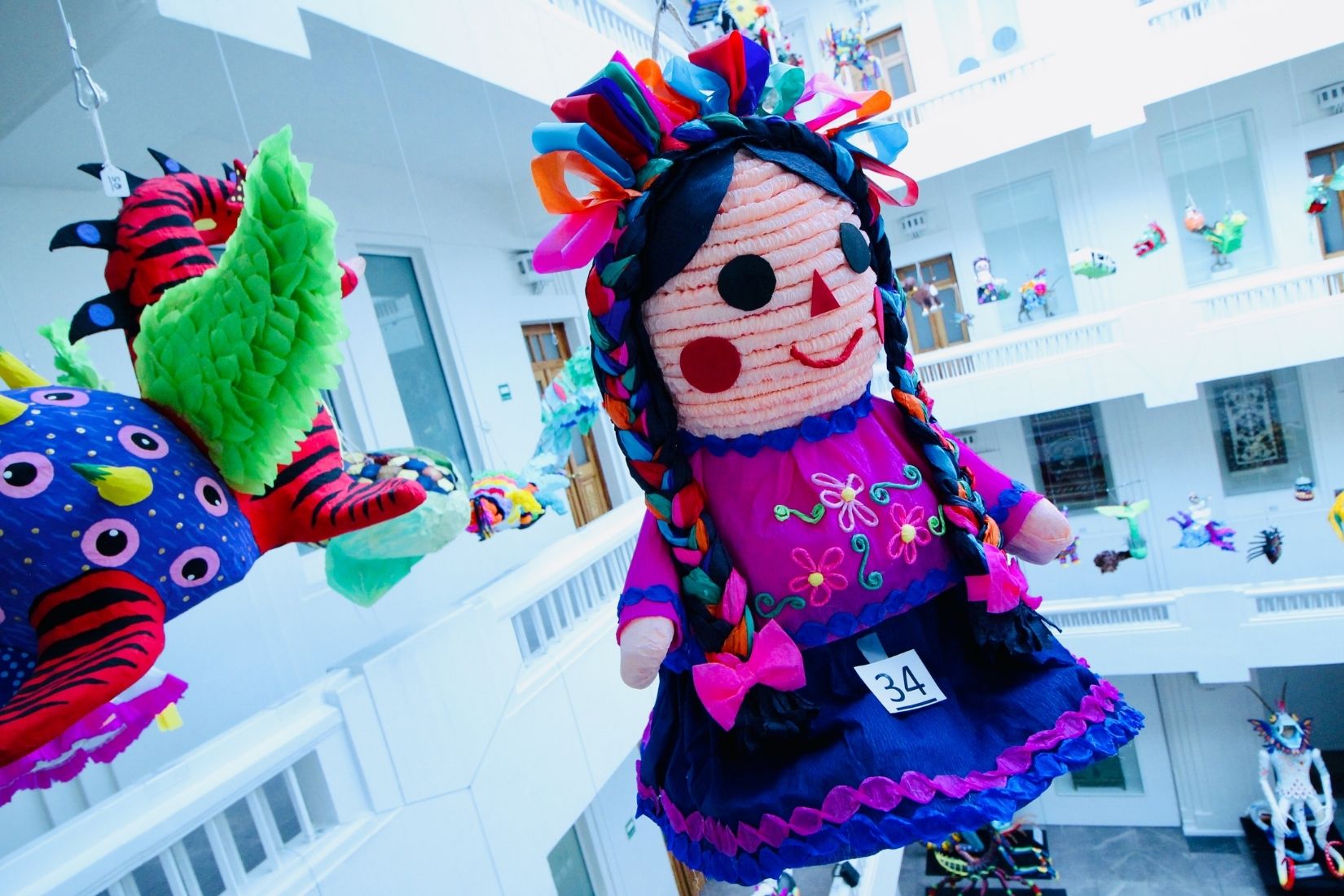 Muñeca mexicana. Concurso de piñatas en el Museo de Arte Popular.  Artesana Ma. Elena Escobar Flores. Ecatepec, EdoMex. 2019.