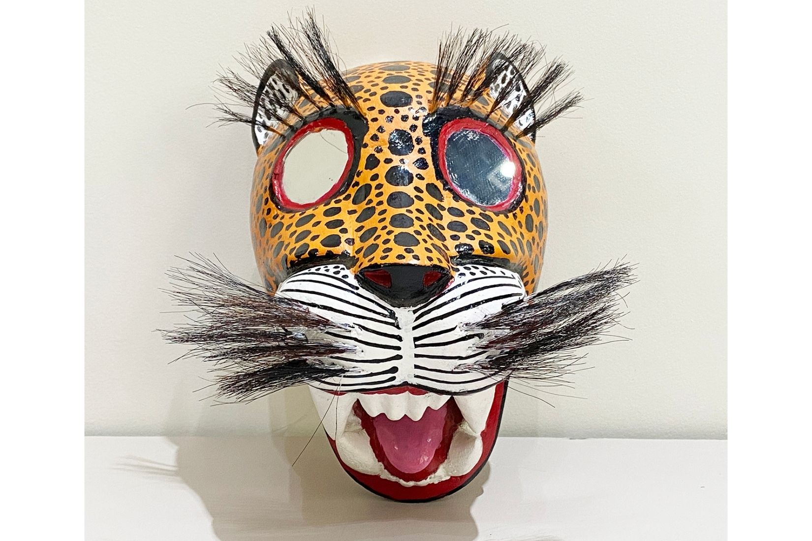 Máscara de jaguar tallada en madera, Artesano Raúl Rodríguez. Temalacatzingo, Gro. Tienda MAP.