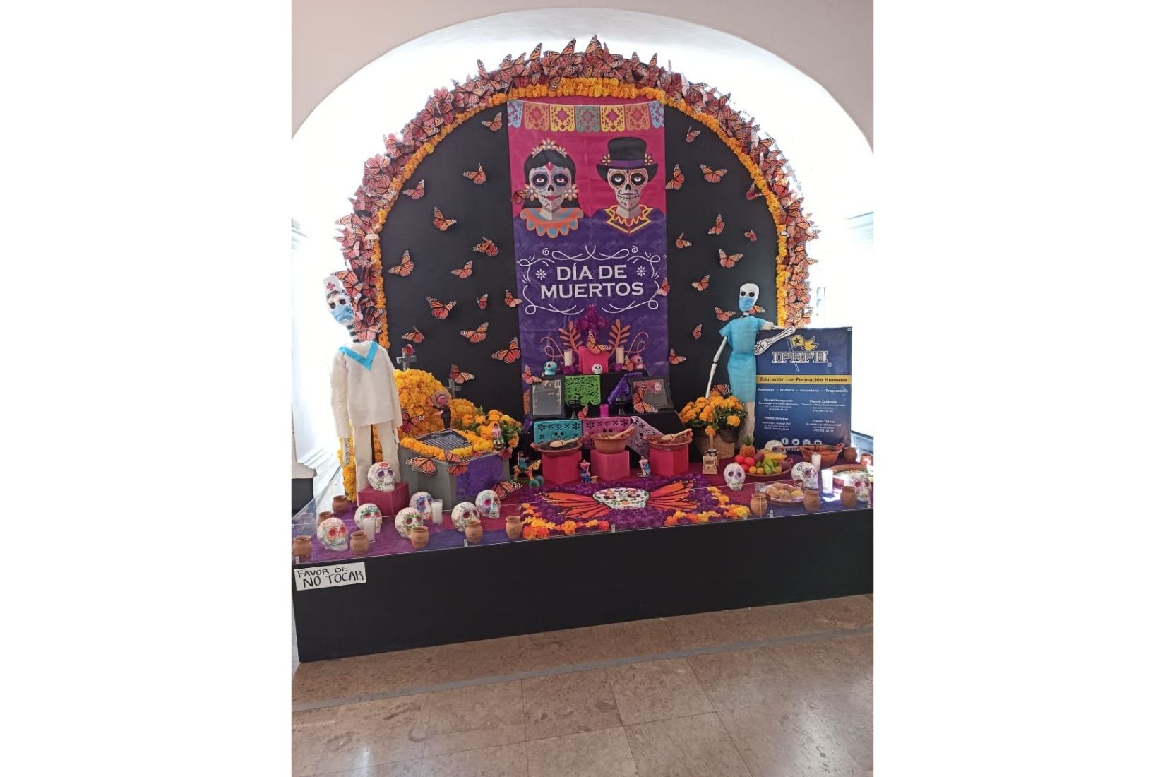Altar de muertos con calaveras de alfeñique. Feria del Alfeñique. Toluca, EdoMex. (Foto: AmigosMAP).