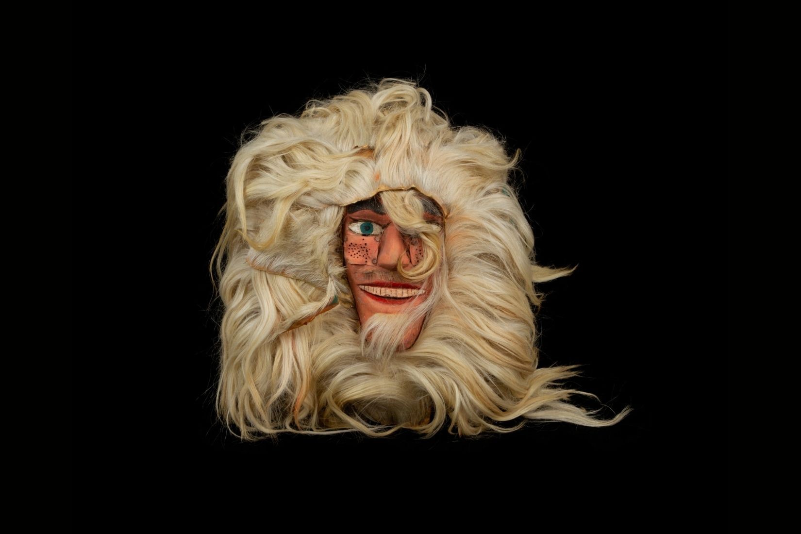 Máscara de cuero y madera policromada. Artesano y procedencia desconocidos. Col. Populart. (Foto: EKV).