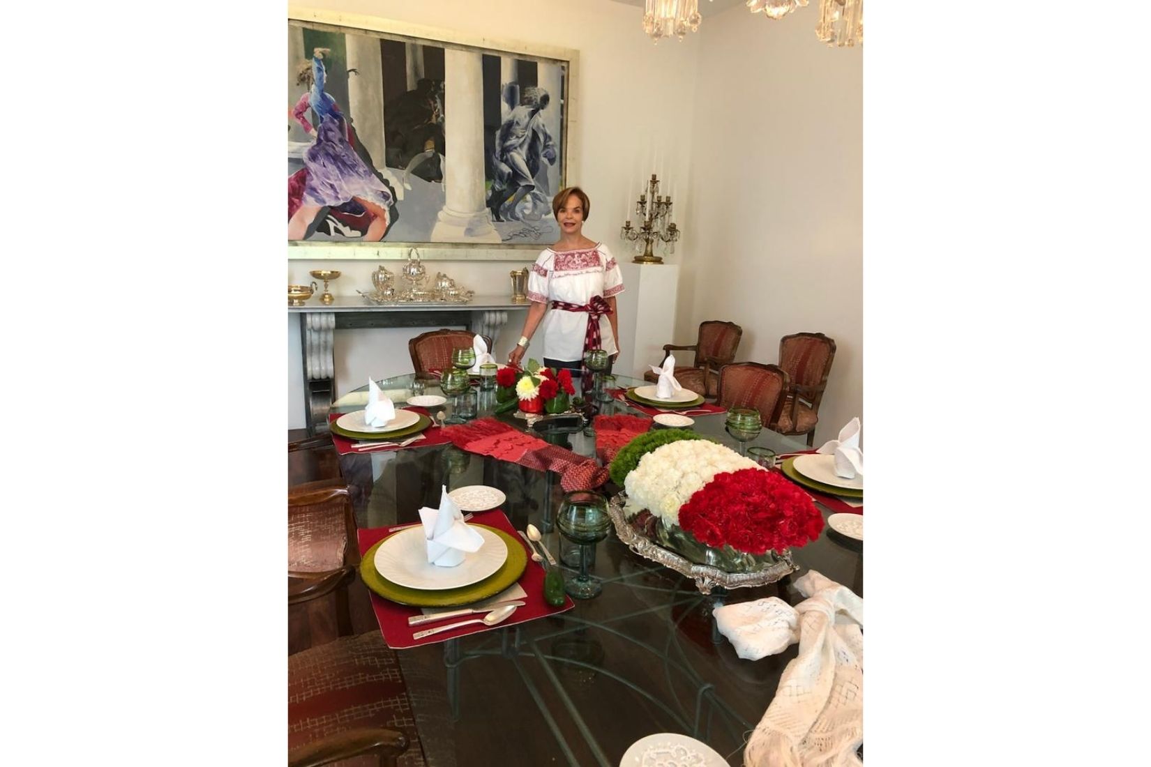 Mesa de Ana Luisa Landucci decorada con flores y textiles