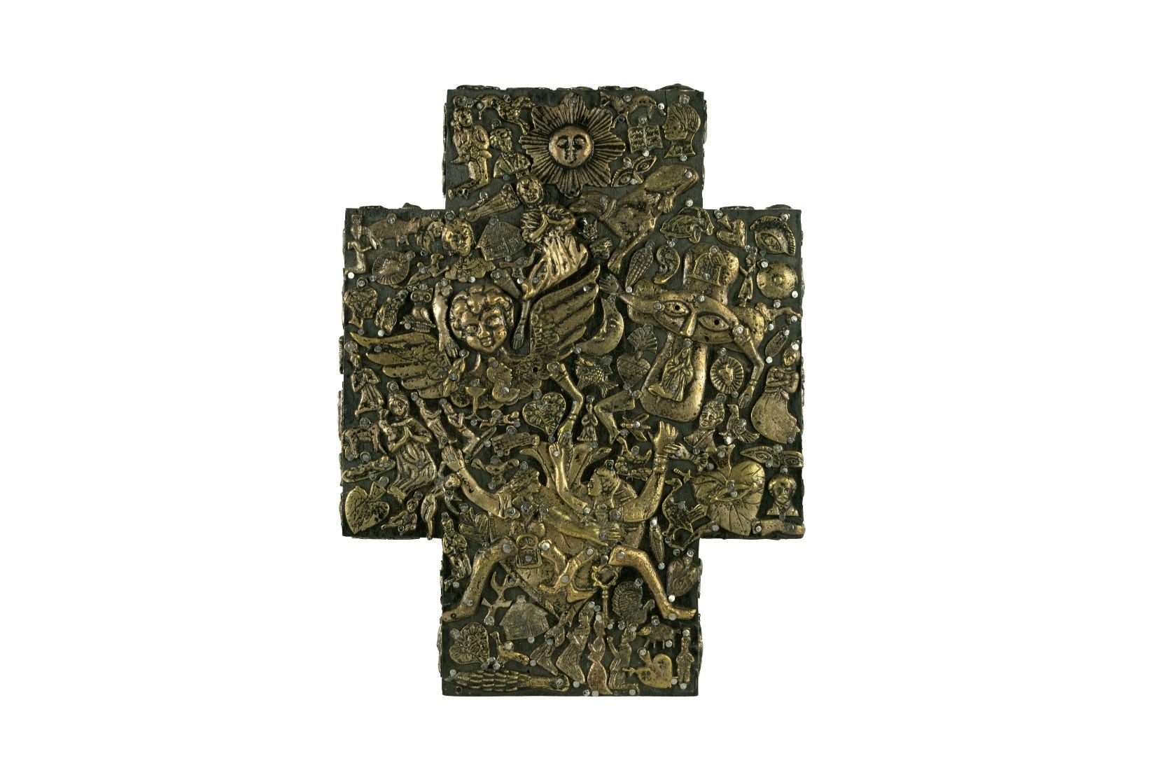 Cruz de madera con milagros de metal. Artesano y procedencia desconocidos. Col. Yoje Tapuach, pieza de AmigosMAP. (Foto: EKV).
