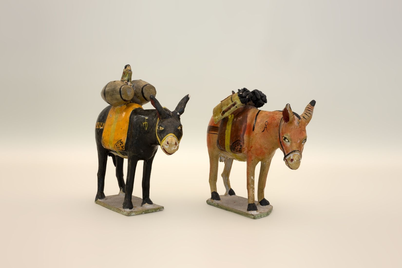 Alcancías (burros) de barro betus. Artesano Julián Acero. Col. Museo Regional de la Cerámica de Tlaquepaque. (Foto: Jasso).
