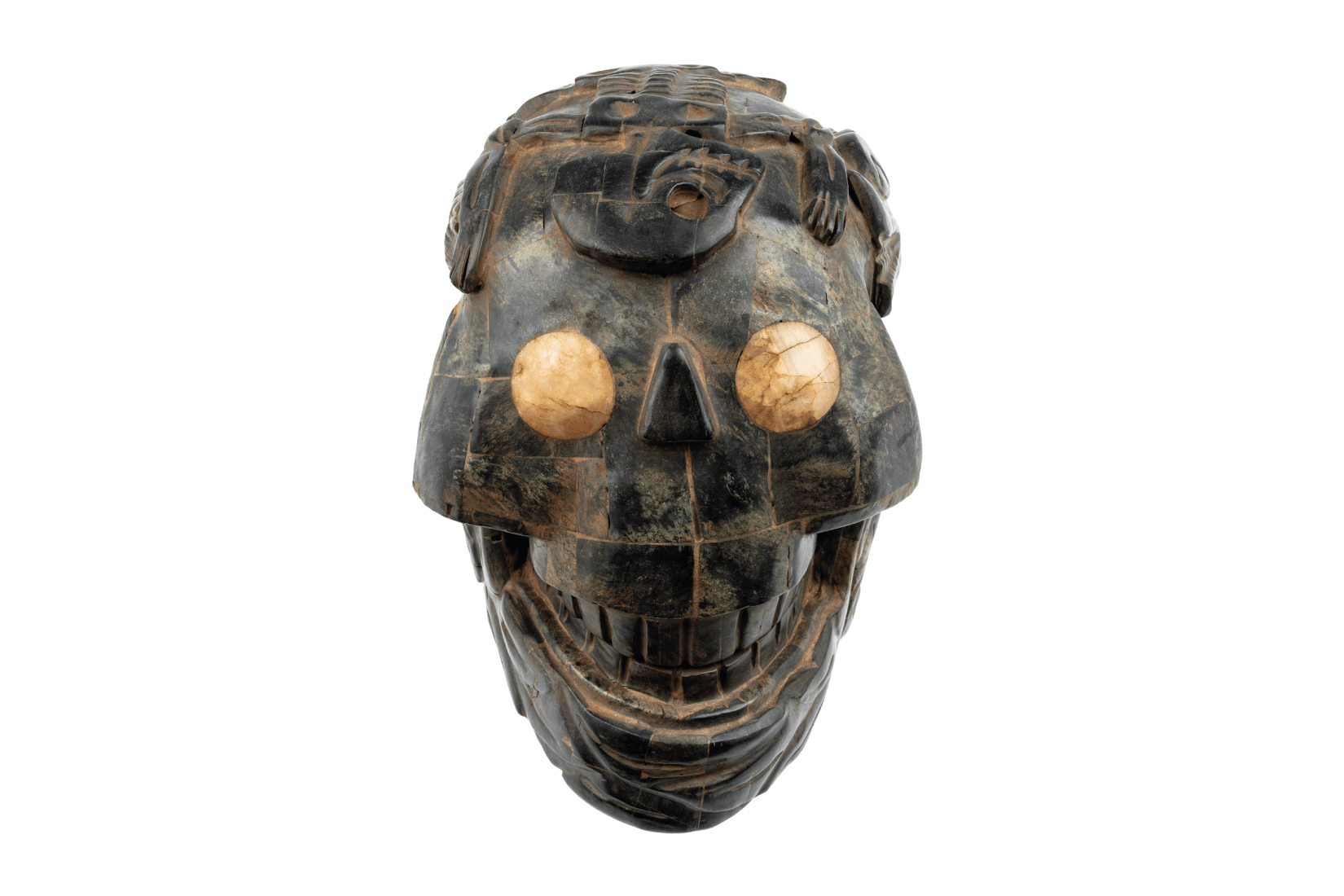 Cráneo con muerte y serpiente, de inspiración prehispánica. Piedra labrada. Teotihuacán, EdoMex. Col. Miguel Abruch. (Foto: GLR Estudio).