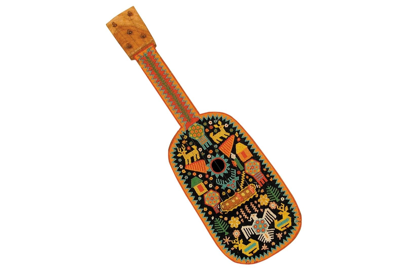 Guitarra en madera tallada con chaquira pegada con cera- Artesana Guadalupe Hernández. Jalisco. Col. Part. (Foto: Silvana Agostoni).