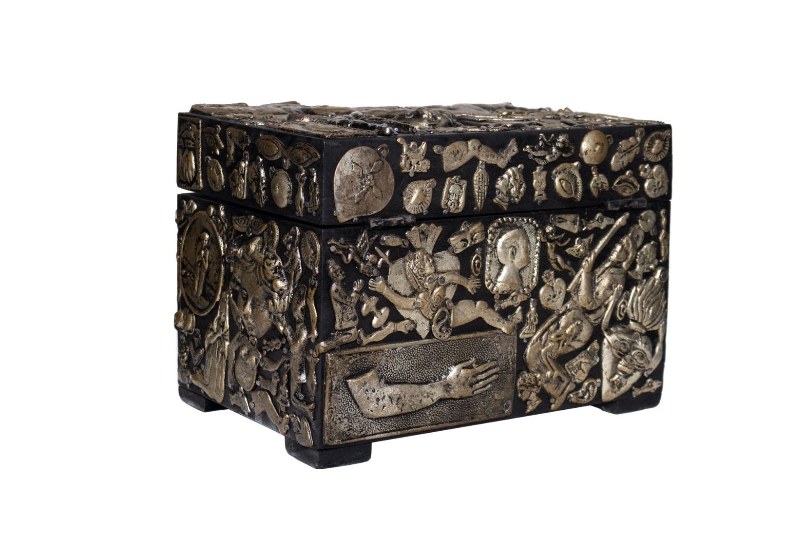 Caja de madera con milagritos de metal recortado y ensamblado. Artesana Kena Muyaes Ogazón. CDMX. Col. MAP. (Foto: EKV).