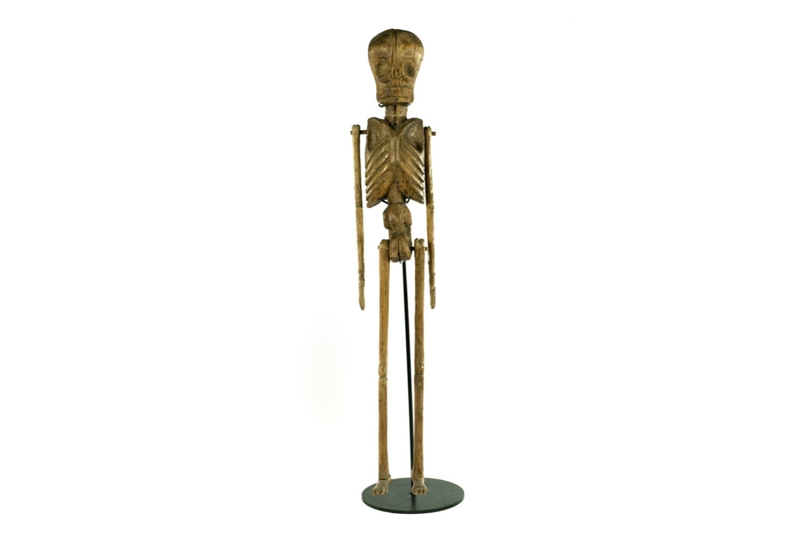Esqueleto de madera tallada. Artesano y procedencia desconocidos. Donante Guillermo Tovar y de Teresa. Col. AmigosMAP. (Foto: EKV).