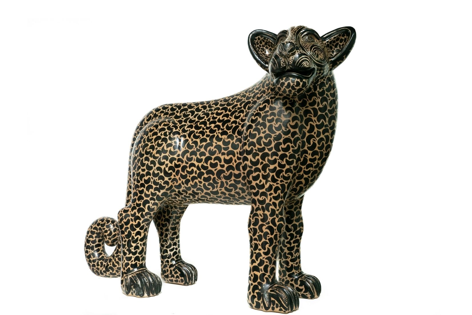 Jaguar en barro modelado, engobado y bruñido. Artesano Alberto Bautista Gómez. Amatenango del Valle, Chis. 2001. Col. Fomento Cultural Banamex. (Foto: EKV).
