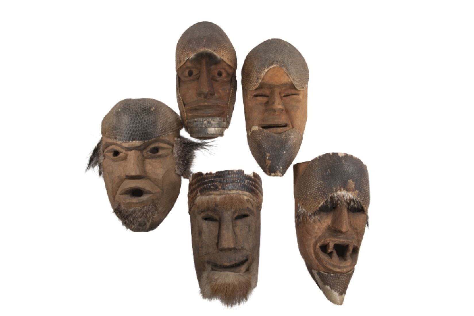 Máscaras de madera con aplicaciones de diversos materiales naturales. Col. Isak Kanarek.